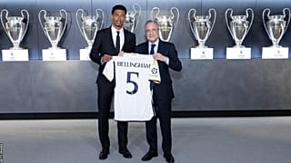 Jude Bellingham con la maglia del Real, insieme al presidente Florentino Perez. (Madrid, 15.6.2023)