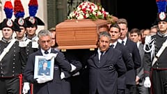 Tausende Trauernde haben sich in Mailand versammelt, um Silvio Berlusconi die letzte Ehre zu erweisen