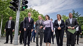Олаф Шольц и его министры направляются на пресс-конференцию, посвящённую новой стратегии национальной безопасности ФРГ.