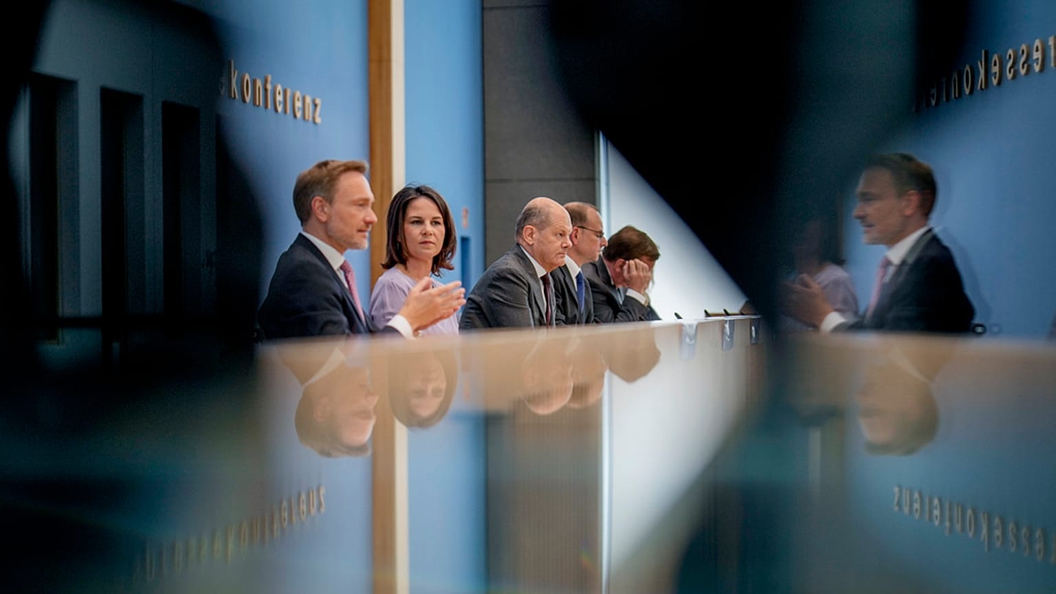 Le ministre des Finances Christian Lindner, la ministre des Affaires étrangères Annalena Baerbock, et le chancelier Olaf Scholz en point presse sur la Sécurité à Berlin