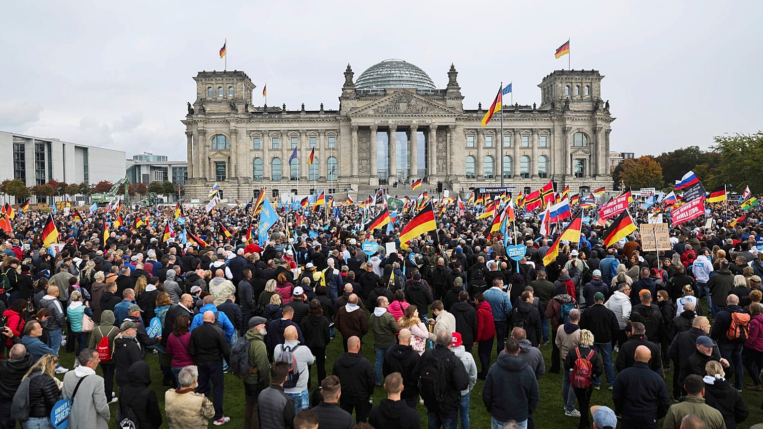Eine AfD-Demonstration vor dem Reichstagsgebäude in Berlin, Samstag, 8. Oktober 2022.