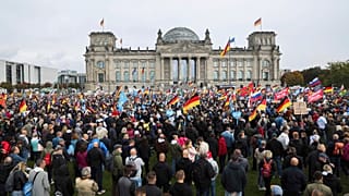 Eine AfD-Demonstration vor dem Reichstagsgebäude in Berlin, Samstag, 8. Oktober 2022.