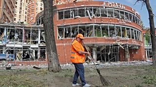 Romok eltakarítása egy orosz rakétacsapás után