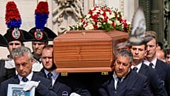 Der Sarg von Silvio Berlusconi wird nach dem großen Staatsbegräbnis aus dem Mailänder Dom getragen.
