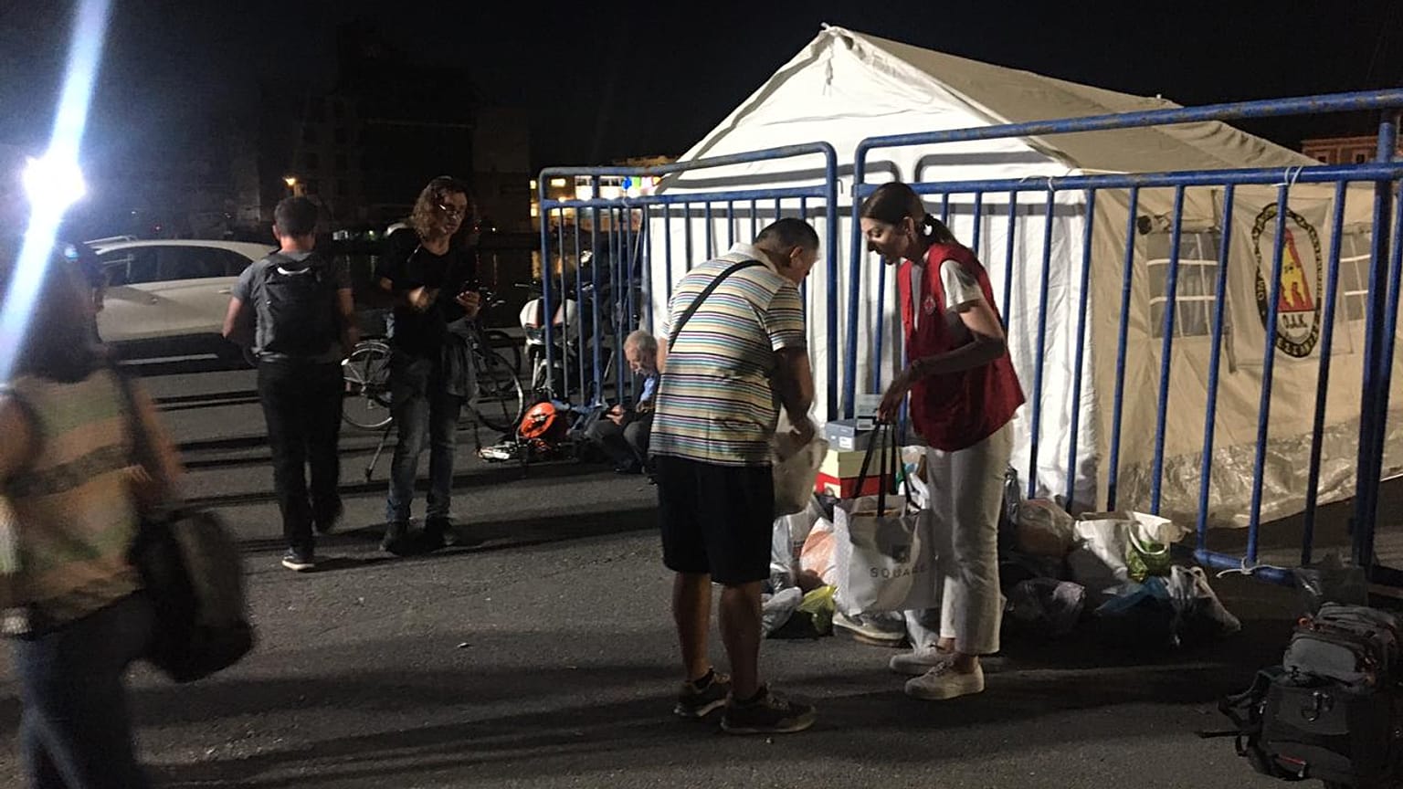Κάτοικοι της Καλαμάτας σπεύδουν να προσφέρουν βοήθεια σε είδη πρώτης ανάγκης