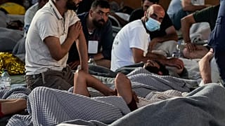 Sobreviventes do naufrágio no porto de Kalamata