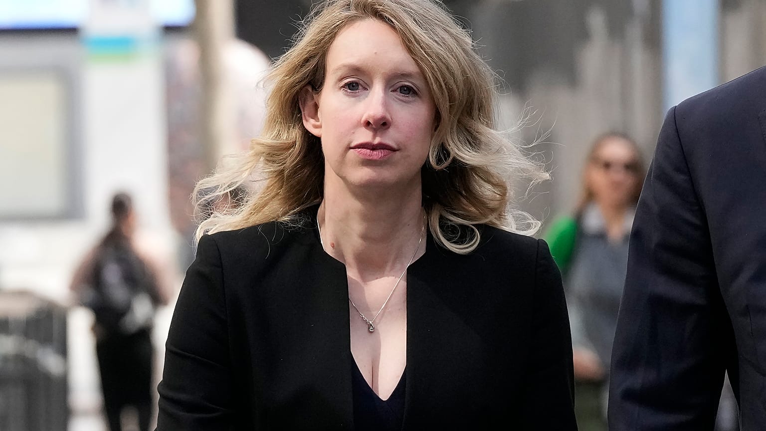 Elizabeth Holmes a bíróságra menet idén márciusban