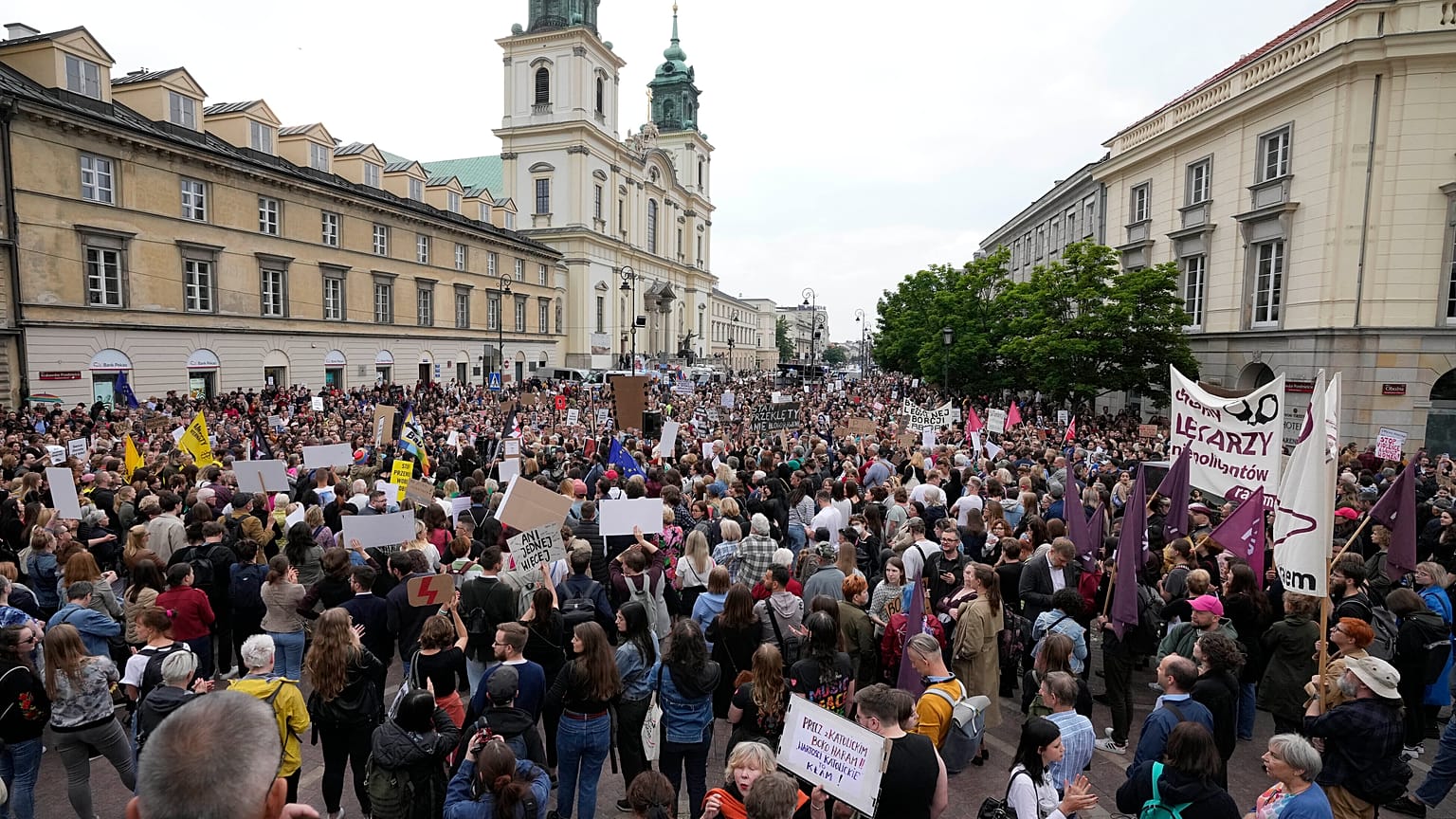 Proteste a Varsavia contro la legge sull'aborto