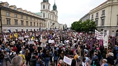 Menschen in ganz Polen demonstrieren gegen das strenge Abtreibungsrecht.