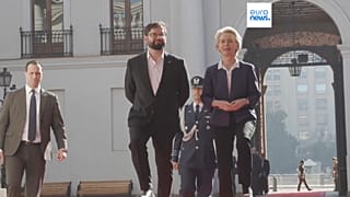 Η πρόεδρος της Ε. Επιτροπής συνοδεύομενη από τον πρόεδρο της Χιλής Γκάμπριελ Μπόριτς