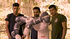 La imagen muestra a conservacionistas de Junglekeepers International, una organización sin ánimo de lucro, supervisando el trabajo de un robot plantador de semillas