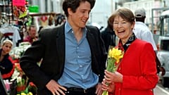 Glenda Jackson, allora ministra dei Trasporti per la città di Londra, con Hugh Grant, sul set di "Notting Hill". (Londra, 4.5.1998)
