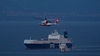 Navio turco cercado por homens da Brigada Móvel e da Guardia di Finanza