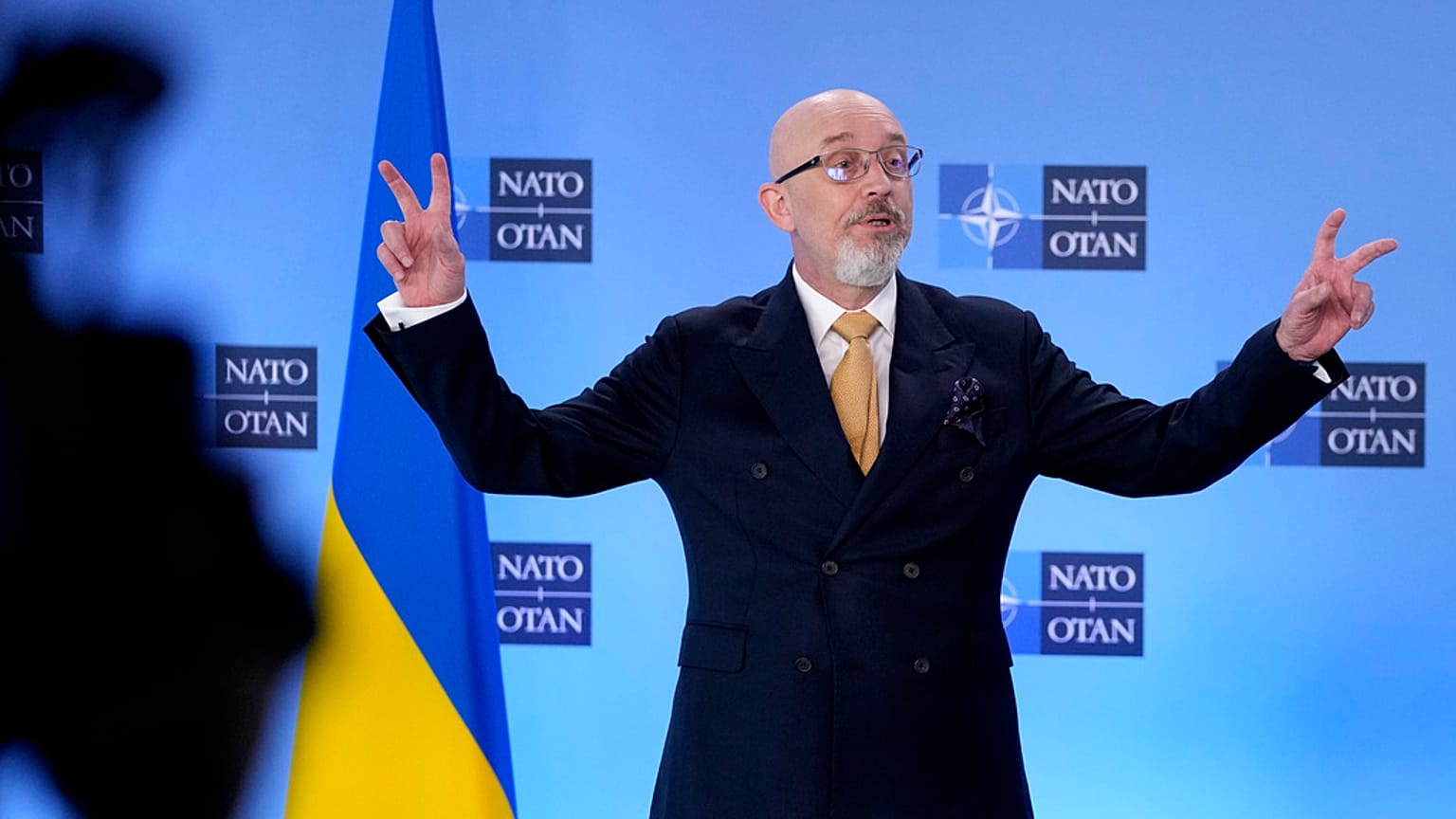 L'atteggiamento trionfale del ministro ucraino della Difesa, Oleksiy Reznikov. (Bruxelles, 15.6.2023)