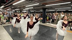 Balett bemutató a Nyugati pályaudvar metrómegállóban