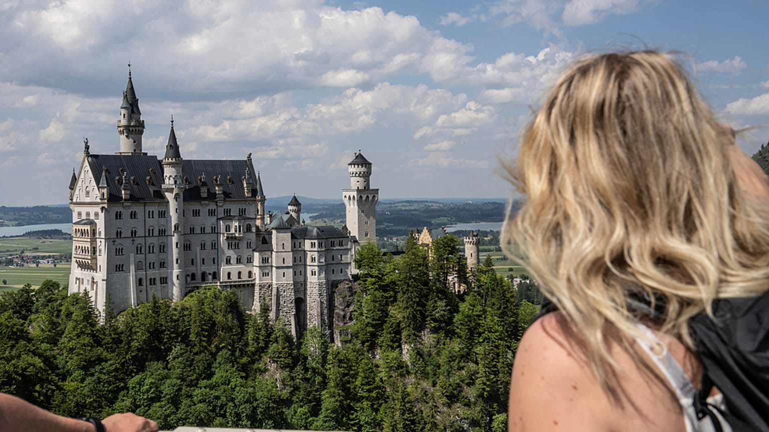 A Neuschwanstein kastély Schwangauból nézve 2023. június 15-én