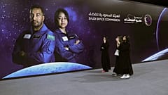 ملصق لصورة رائدي الفضاء السعوديين ريانة برناوي وعلي القرني في الرياض.