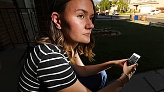 A 2019. július 22. Rachel Whalen a cyberbullying egyik áldozata az otthonában, a Utah állambeli Draperben.