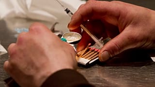 Употребление наркотика с помошью шприца