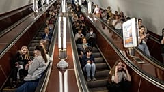 Kijevi civilek a metróban egy május végi raktétatámadás idején