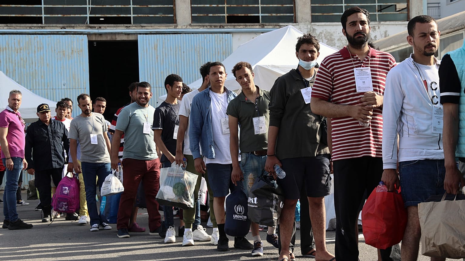 Les survivants du naufrage tragique se préparent à  rejoindre Athènes dans le port de Kalamata, en Grèce, 16 juin 2023.