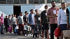 Μεταφορά των διασωθέντων μεταναστών από την Καλαμάτα στη Μαλακάσα