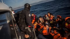  وكالة حماية ��لحدود الأوروبية فرونتكس تنقذ مهاجرين على متن زورق في جزيرة ليسبوس اليونانية.