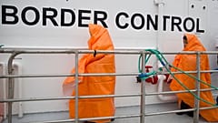 Διασωθέντες μετανάστες σε σκάφος της Frontex