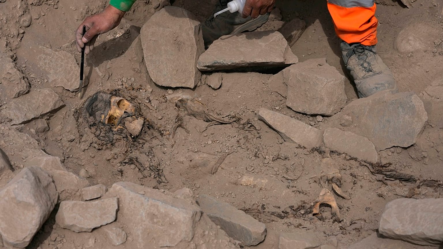 Múmia pré-hispânica encontrada no cimo de uma colina, em Lima, a capital do Peru