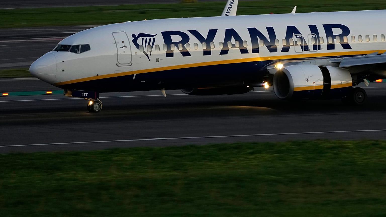 طائرة بوينغ 737 شركة رايان اير في مطار لشبونة، البرتغال. 