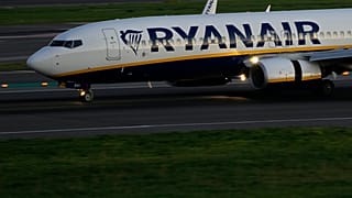 طائرة بوينغ 737 شركة رايان اير في مطار لشبونة، البرتغال. 