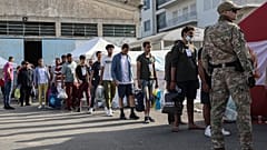 Supervivientes del último naufragio trágico se preparan para subir a un autobús para trasladarse al centro, Grecia, el 16 de junio de 2023.