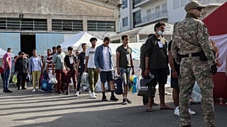 Supervivientes del último naufragio trágico se preparan para subir a un autobús para trasladarse al centro, Grecia, el 16 de junio de 2023.