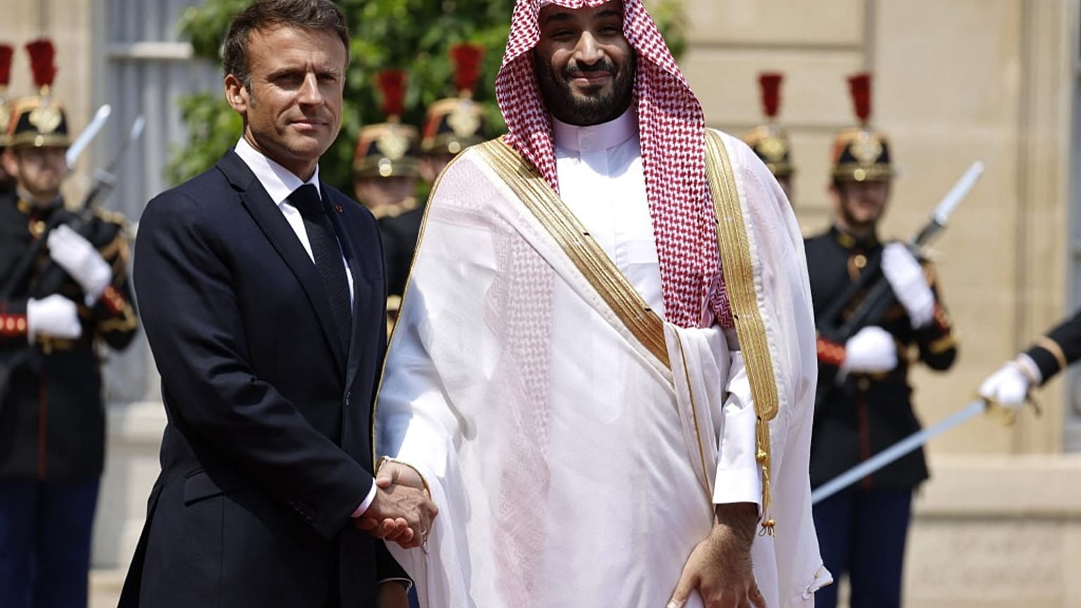 Der französische Präsident Emmanuel Macron begrüßt den saudischen Kronprinzen Mohammed bin Salman vor dem Elysee-Palast, 16. Juni 2023
