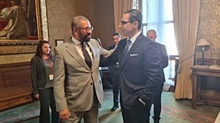 Δεκτός από τον Βρετανό ομόλογό του Τζέιμς Κλέβερλι στο Foreign Office έγινε ο Υπουργός Εξωτερικών Δρ Κωνσταντίνος Κόμπος