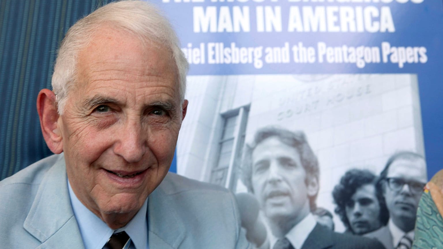 Daniel Ellsberg am 23. September 2009 vor dem Plakat "Gefährlichster Mann Amerikas"