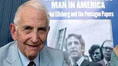 Daniel Ellsberg am 23. September 2009 vor dem Plakat "Gefährlichster Mann Amerikas"