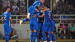 Οι Έλληνες διεθνείς πανηγυρίζουν το γκολ του Τάσου Μπακασέτα με το οποίο η Ελλάδα άνοιξε το σκορ απέναντι στην Ιρλανδία