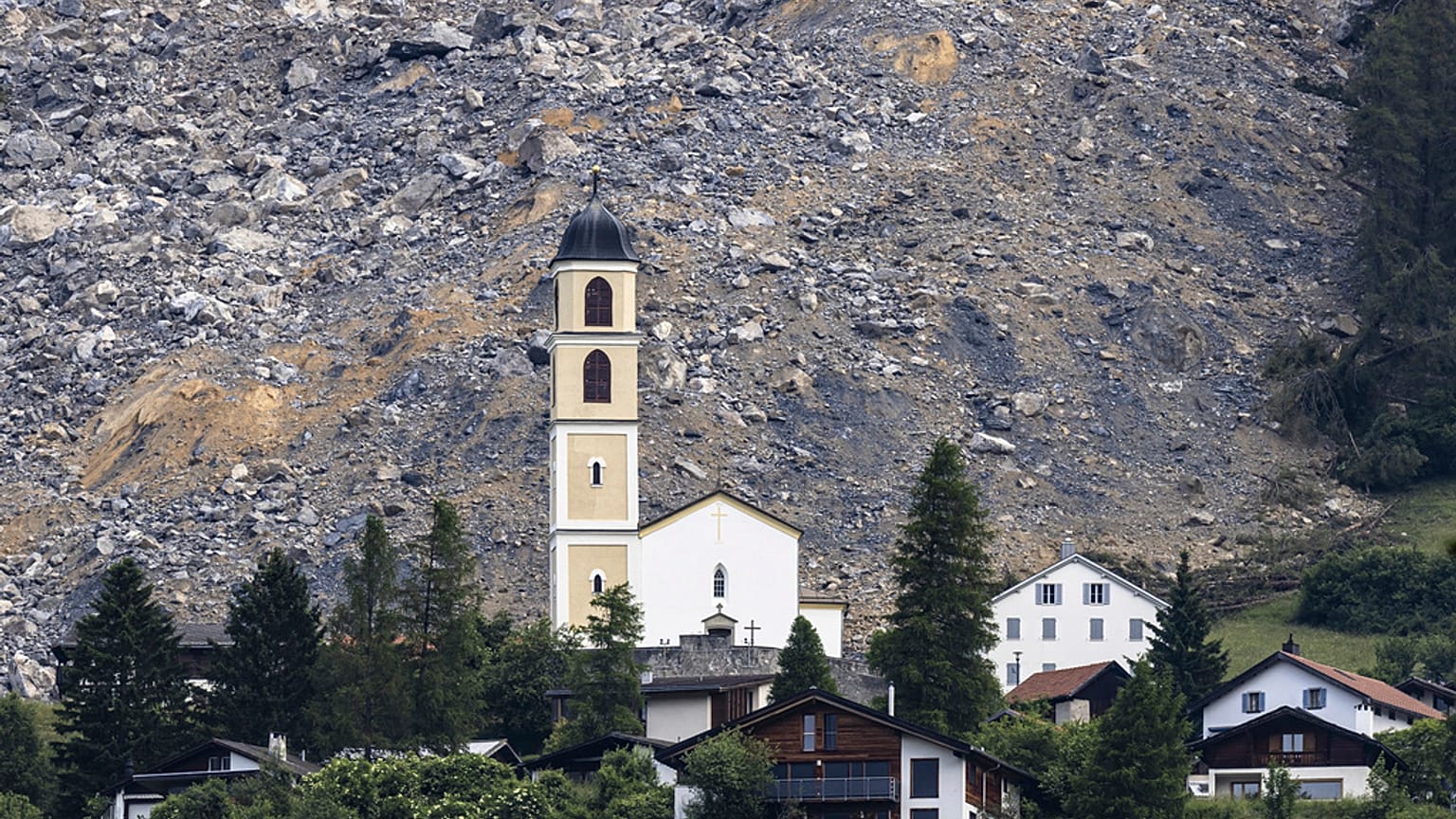 Kép Brienz-Brinzauls faluról a "Brienzer Rutsch" sziklaomlás után, a svájci Graubuendenben