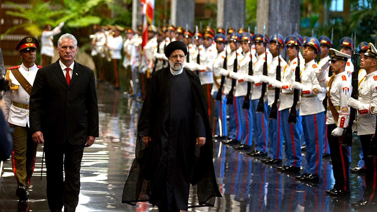 El presidente de Cuba, Miguel Diaz-Canel, recibiendo al presidente iraní Ebrahim Raisí en La Habana