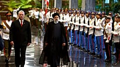 El presidente de Cuba, Miguel Diaz-Canel, recibiendo al presidente iraní Ebrahim Raisí en La Habana