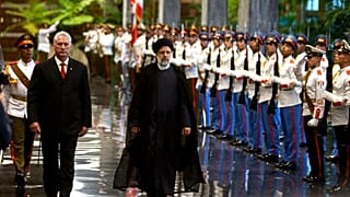 El presidente de Cuba, Miguel Diaz-Canel, recibiendo al presidente iraní Ebrahim Raisí en La Habana