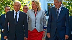 Kneissl causó revuelo en 2018 cuando invitó a Putin a su boda.