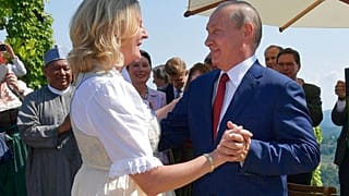 Karin Kneissl mit Wladimir Putin bei ihrer Hochzeit 2018