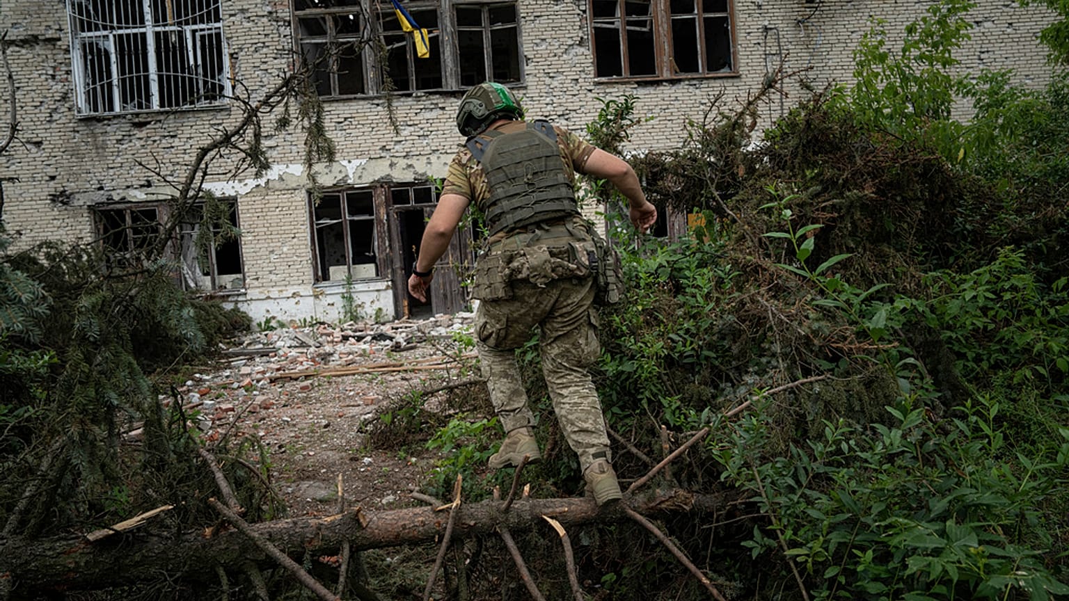 Un militar ucraniano corre hacia su posición en el pueblo de Blahodatne, Ucrania, recientemente retomado, el sábado 17 de junio de 2023.