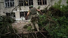 Un militar ucraniano corre hacia su posición en el pueblo de Blahodatne, Ucrania, recientemente retomado, el sábado 17 de junio de 2023.