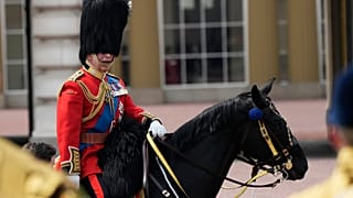 König Charles III mit der Bärenfell-Mütze bei TROOPING THE COLOUR