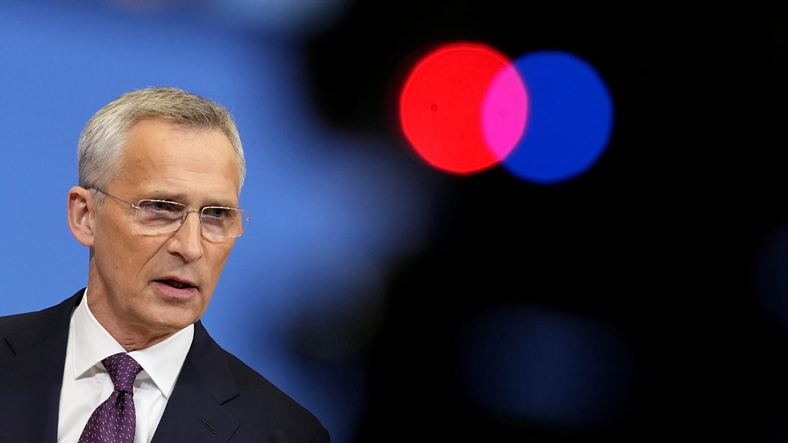 Jens Stoltenberg egy brüsszeli NATO-értekezleten