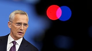 Jens Stoltenberg egy brüsszeli NATO-értekezleten