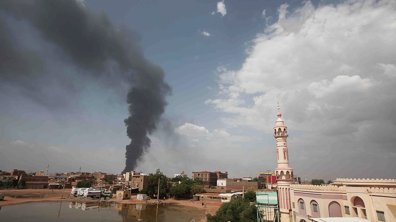 تصاعد الدخان في الخرطوم مع استمرار القتال بين الجيش السوداني وقوات الدعم السريع، السودان 8 يونيو 2023 .